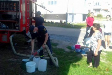 На Тернопільщині в райцентрі аварія на водогоні: людям підвозять воду рятувальники