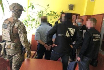 Вимагали $40 тис. і погрожували розправою: у Тернополі затримали керівника ДПС, його сина та двох спільників (ПОДРОБИЦІ)