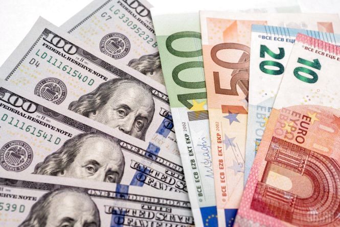 Долар та євро зупинилися на новій позначці