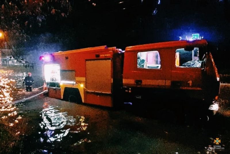 Тернопільські рятувальники до ранку ліквідували наслідки вчорашньої зливи (ФОТО)