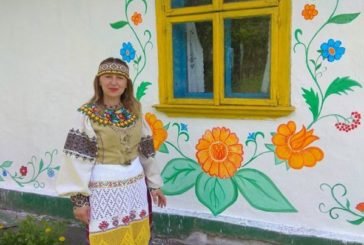 Хата, наче писанка: у селі Босири на Чортківщині майстриня розмалювала яскравими фарбами столітню оселю