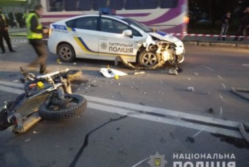 У Тернополі мотоцикліст-утікач врізався в авто патрульних