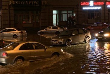 Заблоковані авто та вулиці у воді: Тернопіль знову затопило (ФОТО)