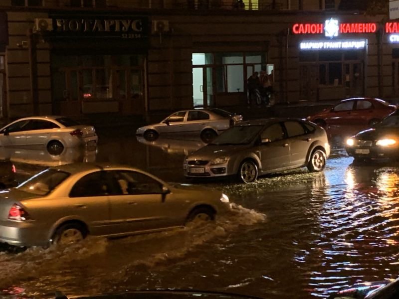 Заблоковані авто та вулиці у воді: Тернопіль знову затопило (ФОТО)