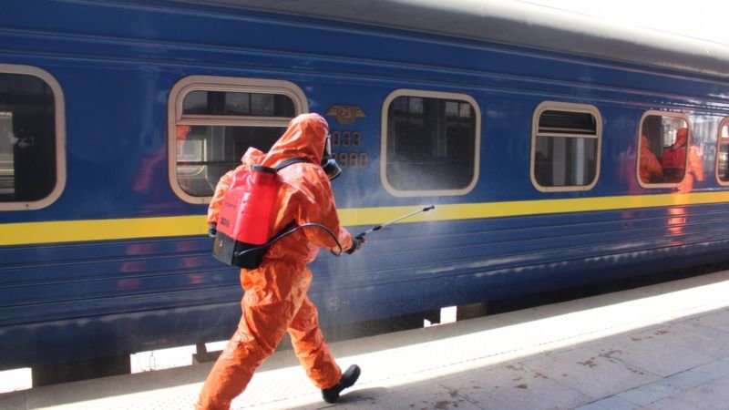 Укрзалізниця поновлює продаж квитків на станціях у «червоній» карантиній зоні: в Тернополі також