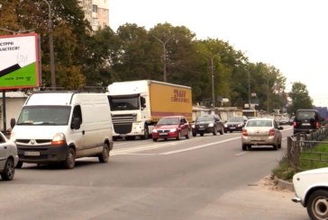 До уваги водіїв: у Тернополі, на вул. 15 Квітня, облаштували додаткові лівоповоротні смуги руху