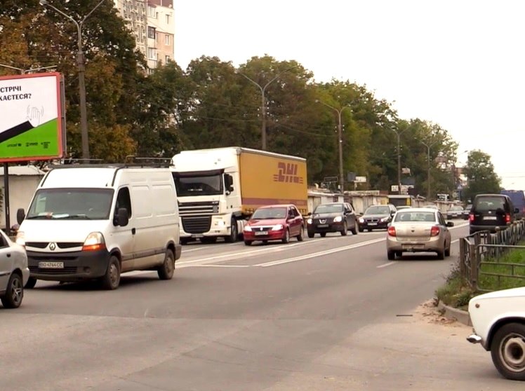 До уваги водіїв: у Тернополі, на вул. 15 Квітня, облаштували додаткові лівоповоротні смуги руху