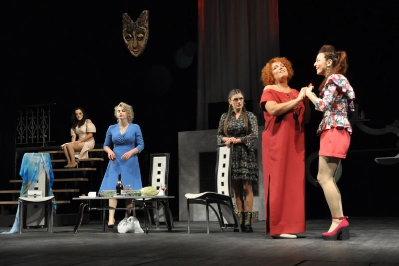 Про чоловіків, жіноче щастя і пошуки кохання: Тернопільський драмтеатр запрошує тернополян на прем’єру провокаційної комедії 18+ «Естроген»