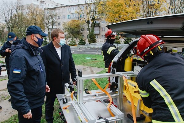 Рятувальники Тернопільщини отримали спеціальні аварійно-рятувальні автомобілі