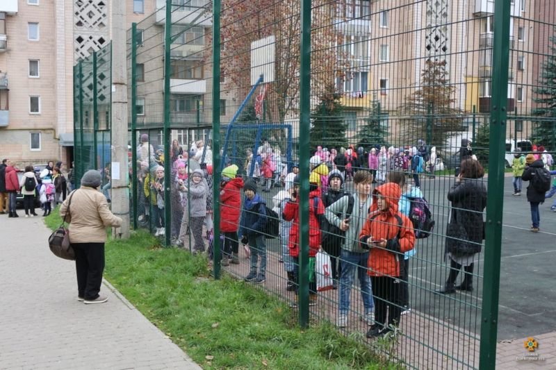 Рятувальники розповіли деталі пожежі в школі Тернополя: евакуювали 408 дітей і 69 працівників (ФОТО)