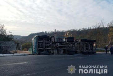 З перевернутої фури на Тернопільщині висипалися тонни зерна