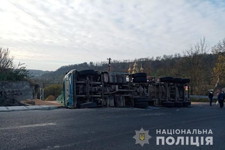 З перевернутої фури на Тернопільщині висипалися тонни зерна