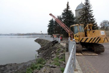 Тернопільський став чистять від намулу і поглиблюють дно (ФОТО)