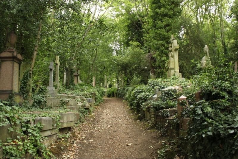 На цвинтарях в Британії облаштовують музеї, магазини та кафе
