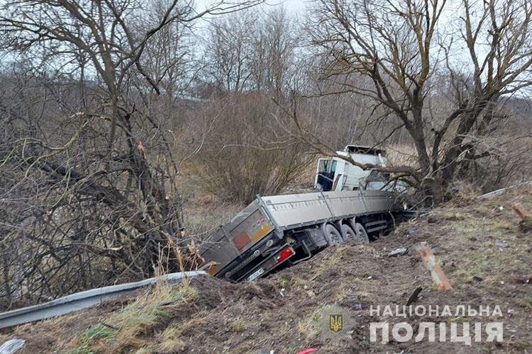 У смертельній автопригоді поблизу Тернополя зіткнулися чотири автівки