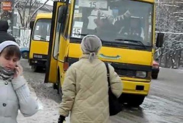 На тернопільській зупинці на 10-річну дитину впав невідомий чоловік