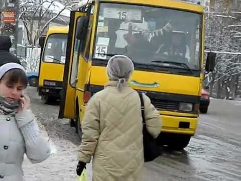 На тернопільській зупинці на 10-річну дитину впав невідомий чоловік