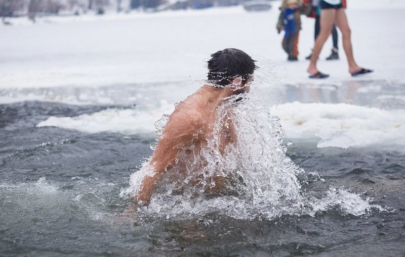 Після купання у крижаній воді на Водохреща медики ледве врятували двох мешканців Тернопільщини