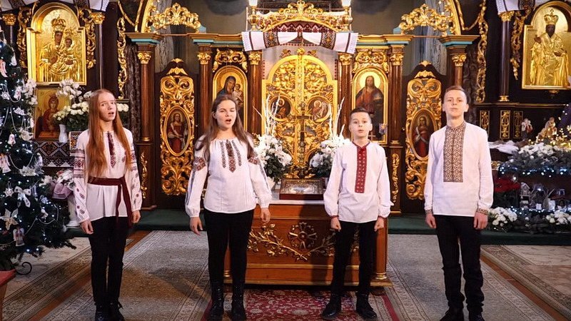 Наче ангельські голоси: діти священника з Тернопільщини переспівали відомий різдвяний хіт і підкорили мережу (відео)