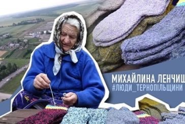 На Тернопільщині 86-річна бабуся в’яже шкарпетки для українських воїнів