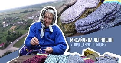 На Тернопільщині 86-річна бабуся в’яже шкарпетки для українських воїнів