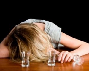 На Тернопільщині матір у стані алкогольної коми помістили в наркодиспансер, а двох дітей – у притулок