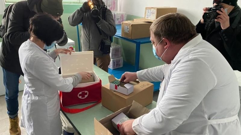 В Україні зробили перше щеплення від коронавірусу. Кому?