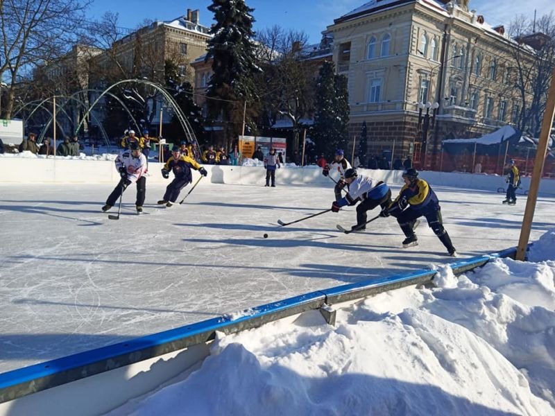 Чемпіонат “Ternopil Hockey Classic – 2021” через негоду перенесли… у центр Тернополя на ковзанку