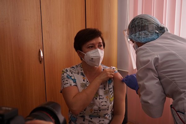 Хто на Тернопільщині отримав першу вакцину від COVID-19