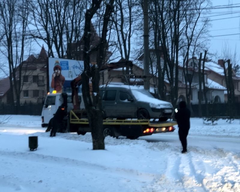 У Тернополі евакуйовують автівки, що перешкоджають чистити від снігу дороги і тротуари