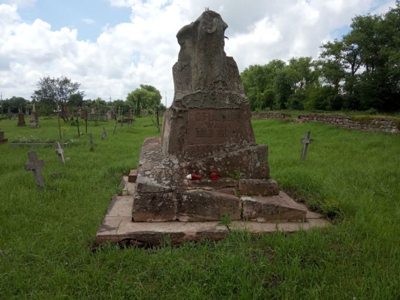 «Усі ті могили не мають бути забутими»: таємниці військових поховань у Струсові на Тернопільщині