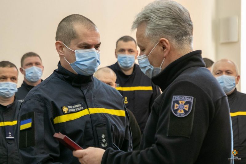 Двоє тернопільських рятувальників, які гасили масштабні пожежі на Житомирщині, отримали державні нагороди