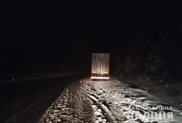 На Тернопільщині легковик врізався в автопоїзд: одна людина загинула, двоє у лікарні (ФОТО)