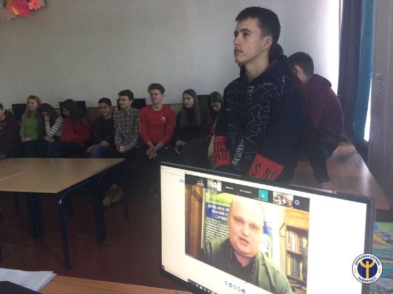 У Тернополі, в молодіжному клубі «Час «Z», старшокласникам розповіли як стати військовими