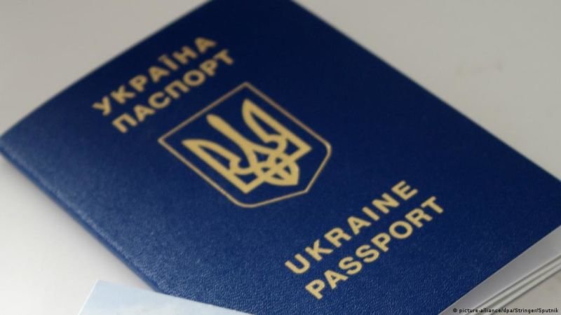 Рада прирівняла електронні паспорти до звичайних: у світі це вперше