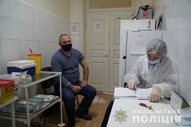 На Тернопільщині від ковіду вакцинують поліцейських