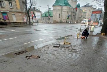 У центрі Тернополя демонтували незаконно встановлені паркувальні бар’єри