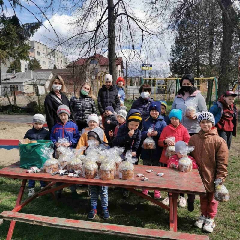 Викладачі ЗУНУ завітали з великодніми подарунками до дитячого будинку (фото)