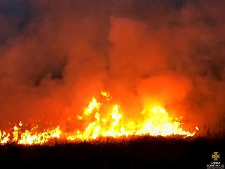 43 пожежі за добу – «діяльність» паліїв сухої трави на Тернопільщині