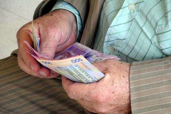 Міністр інфраструктури спростував переведення всіх пенсій на картки: тільки в 4% населених пунктів є банкомати
