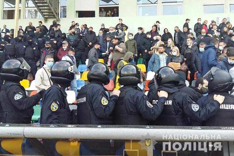 Півфінальний матч на Кубок України з футболу в Тернополі охороняли 350 поліцейських і 40 нацгвардійців