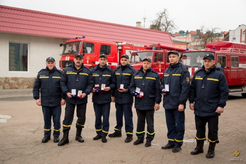 Тернопільські рятувальники отримали почесні відзнаки (фото)