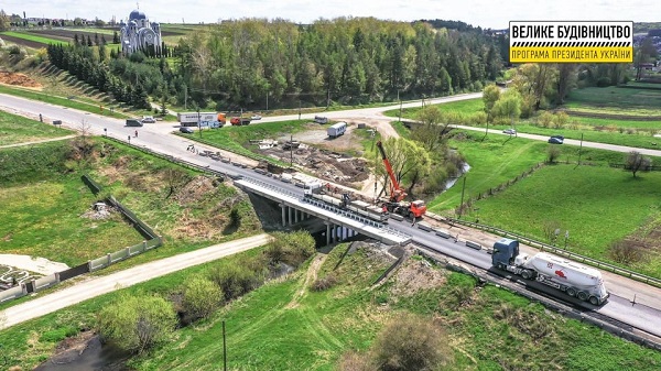 На Тернопільщині ремонтують міст у Підгородньому: водіїв просять бути уважними