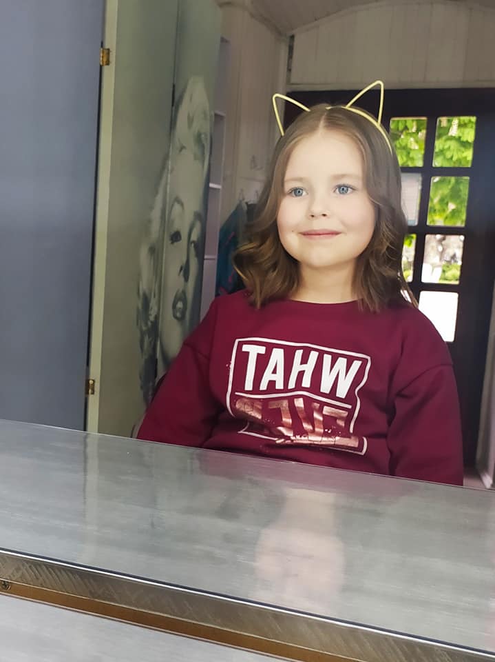 Волосся у дарунок: 5-річна Злата із Заліщиків на Тернопільщині відрізала косу на перуки онкохворим дітям