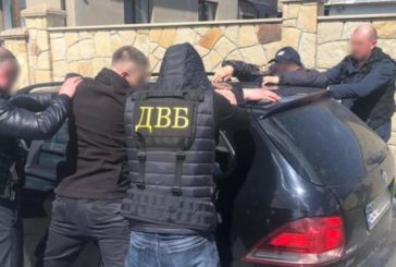 Тернопільські поліцейські вимагали хабар у водія: їх спіймали на гарячому