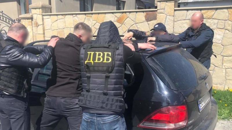 Тернопільські поліцейські вимагали хабар у водія: їх спіймали на гарячому