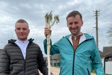 На Тернопільщині викопали майже двометровий хрін (фото)