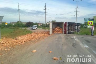 На Тернопільщині перекинулася фура з цеглою