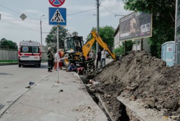 У Тернополя чоловіка засипало землею