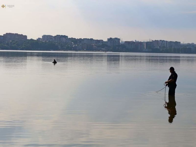 Тернопільські рятувальники закликають жителів області бути обережними під час купання у водоймах